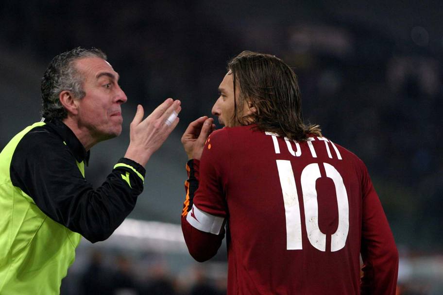 Roma, 27 marzo 2004: Totti protesta con il guardalinee dopo il gol annullato in Inter-Roma (LaPresse)